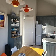 Detached Cottage Overlooking Lake in Connemara