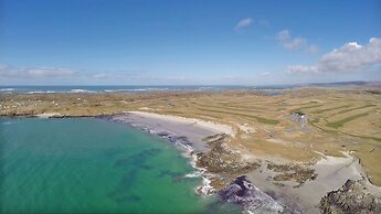 Detached Cottage Overlooking Lake in Connemara
