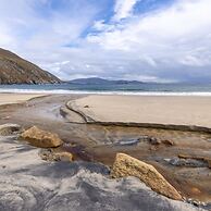 Detached Cottage Overlooking Lake in Connemara