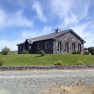 Detached Cottage Overlooking Lake in Connemara
