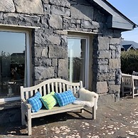 Detached Cottage Overlooking Lake in Connemara
