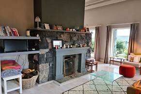 Detached Cottage Overlooking Lake in Connemara