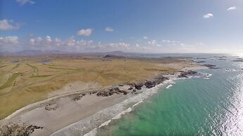 Detached Cottage Overlooking Lake in Connemara