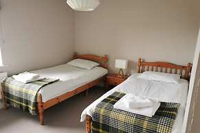 Detached Cottage Overlooking Lake in Connemara