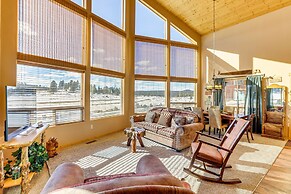 Cozy Duck Creek Village Cabin w/ Hot Tub & Views!