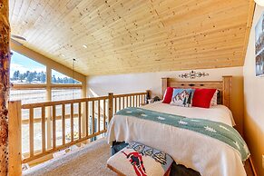 Cozy Duck Creek Village Cabin w/ Hot Tub & Views!