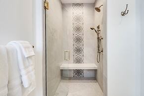 Luxury Serpent Lake Home w/ Gourmet Kitchen!