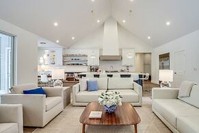 Luxury Serpent Lake Home w/ Gourmet Kitchen!