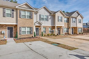 Union City Townhome: 17 Mi to Downtown Atlanta!