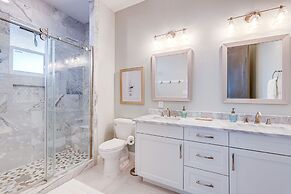 'footprints in the Sand' - Luxe Freeport Home!