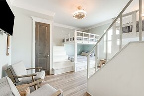 'footprints in the Sand' - Luxe Freeport Home!