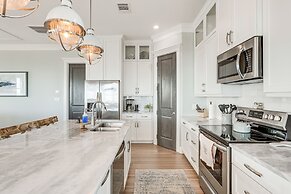 'footprints in the Sand' - Luxe Freeport Home!