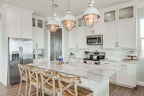 'footprints in the Sand' - Luxe Freeport Home!