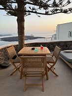 Morfes Luxury Suites by Caldera Houses