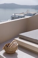 Morfes Luxury Suites by Caldera Houses