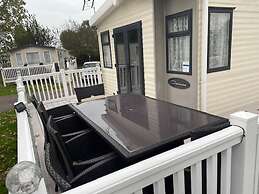 Premium 2 bed Caravan Sleeps 6 With Huge Decking