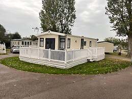 Premium 2 bed Caravan Sleeps 6 With Huge Decking