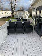 Premium 2 bed Caravan Sleeps 6 With Huge Decking