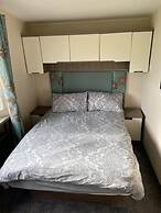 Premium 2 bed Caravan Sleeps 6 With Huge Decking