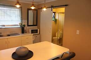 Chic & Serene 1-Bed Haven in Roodepoort