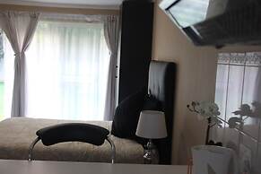 Chic & Serene 1-Bed Haven in Roodepoort