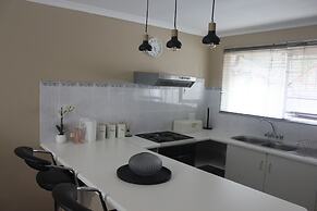 Chic & Serene 1-Bed Haven in Roodepoort