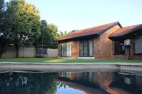 Chic & Serene 1-Bed Haven in Roodepoort