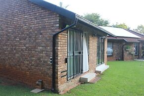 Chic & Serene 1-Bed Haven in Roodepoort