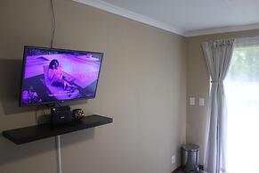 Chic & Serene 1-Bed Haven in Roodepoort