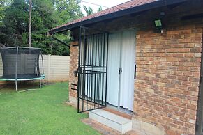 Chic & Serene 1-Bed Haven in Roodepoort