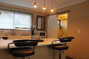 Chic & Serene 1-Bed Haven in Roodepoort