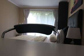 Chic & Serene 1-Bed Haven in Roodepoort