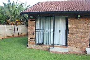 Chic & Serene 1-Bed Haven in Roodepoort