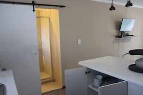 Chic & Serene 1-Bed Haven in Roodepoort