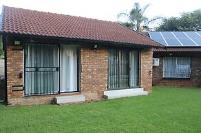 Chic & Serene 1-Bed Haven in Roodepoort