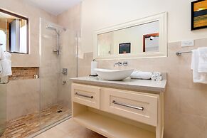 Breathaking Luxury Cliffside Villa