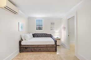 Bella Villa Waterfront Suite