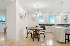 Bella Villa Waterfront Suite