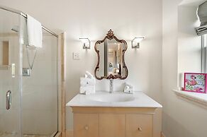 Bella Villa Waterfront Suite