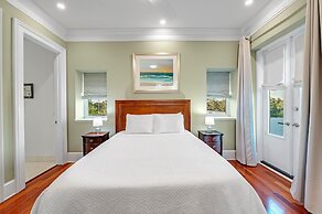 Bella Villa Waterfront Suite
