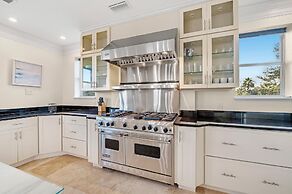 Bella Villa Waterfront Suite