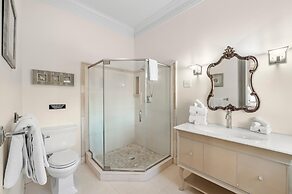 Bella Villa Waterfront Suite