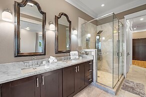 Bella Villa Waterfront Suite