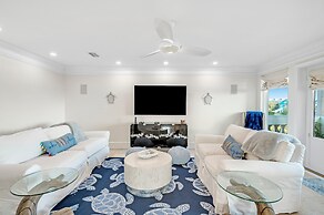 Bella Villa Waterfront Suite