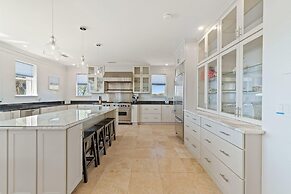 Bella Villa Waterfront Suite