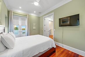 Bella Villa Waterfront Suite