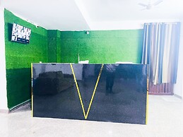 Roomshala 160 Hotel Red