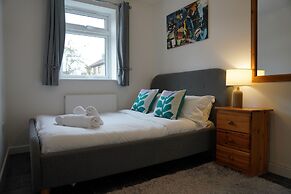 4 Bedroom Home - Sleeps 10 - Free Parking