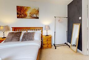 4 Bedroom Home - Sleeps 10 - Free Parking