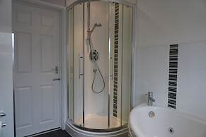 4 Bedroom Home - Sleeps 10 - Free Parking